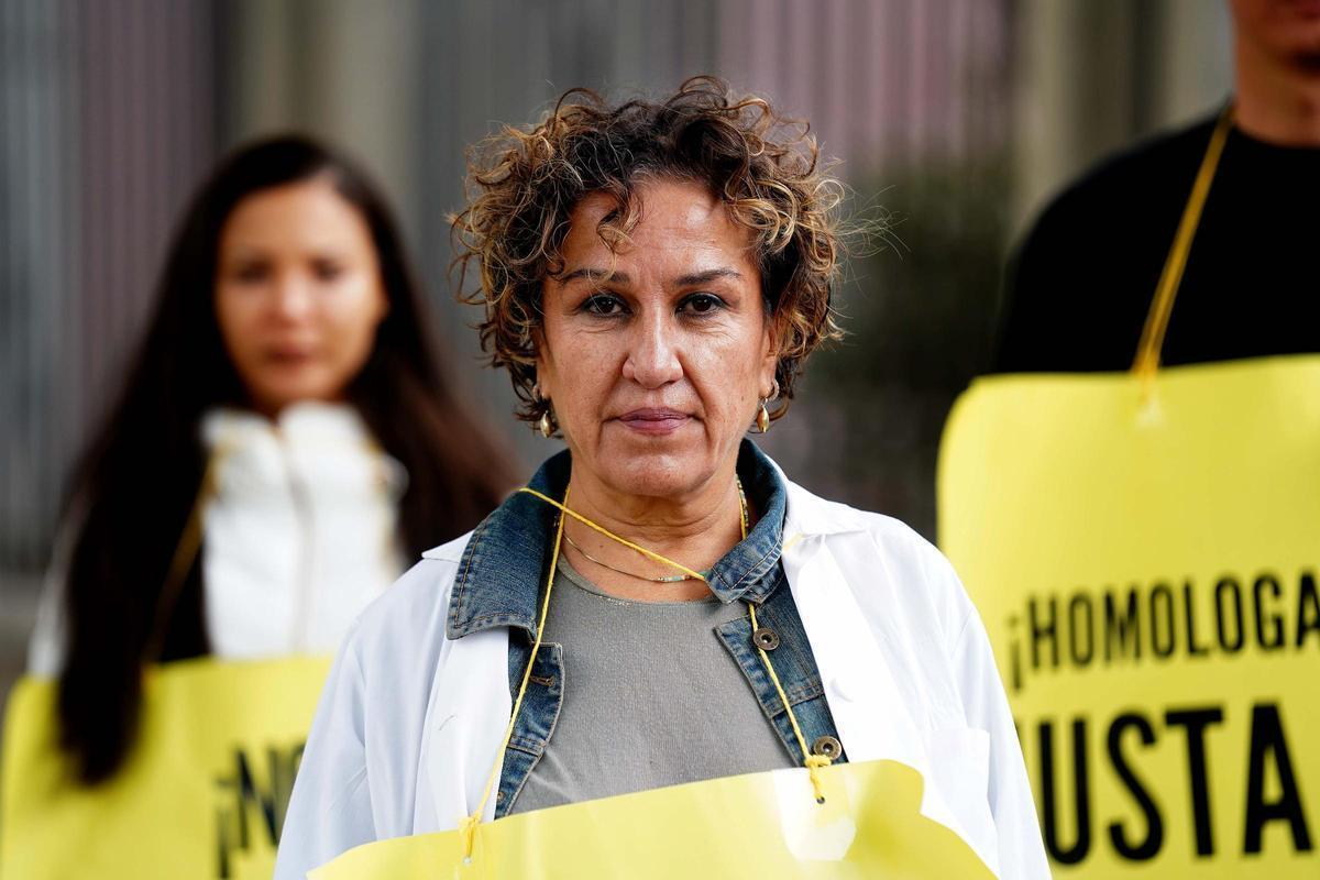 La doctora Rami Ahmadi, en la manifestación de los afectados por las homologaciones, este lunes en Madrid.