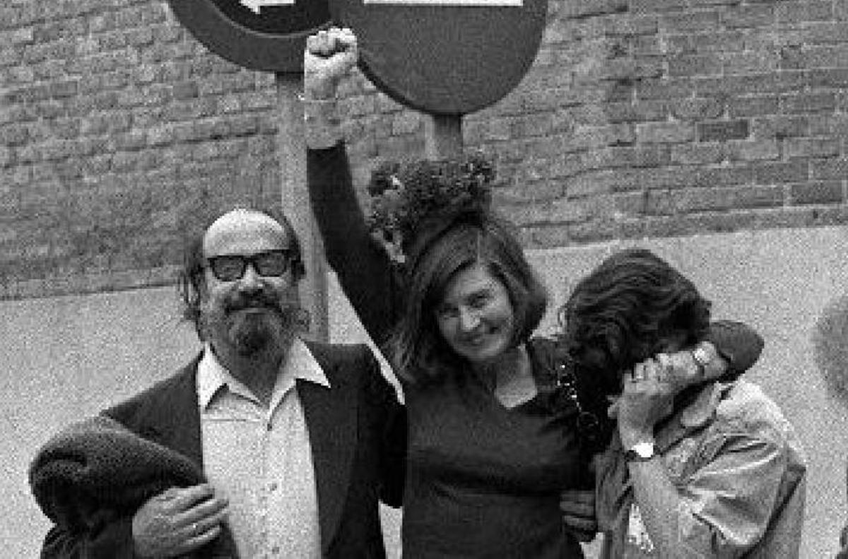 Eva Forest, en el centro, junto al dramaturgo Alfonso Sastre y su hija a la salida de la prisión de Yeserías (Madrid, en junio de 1977.