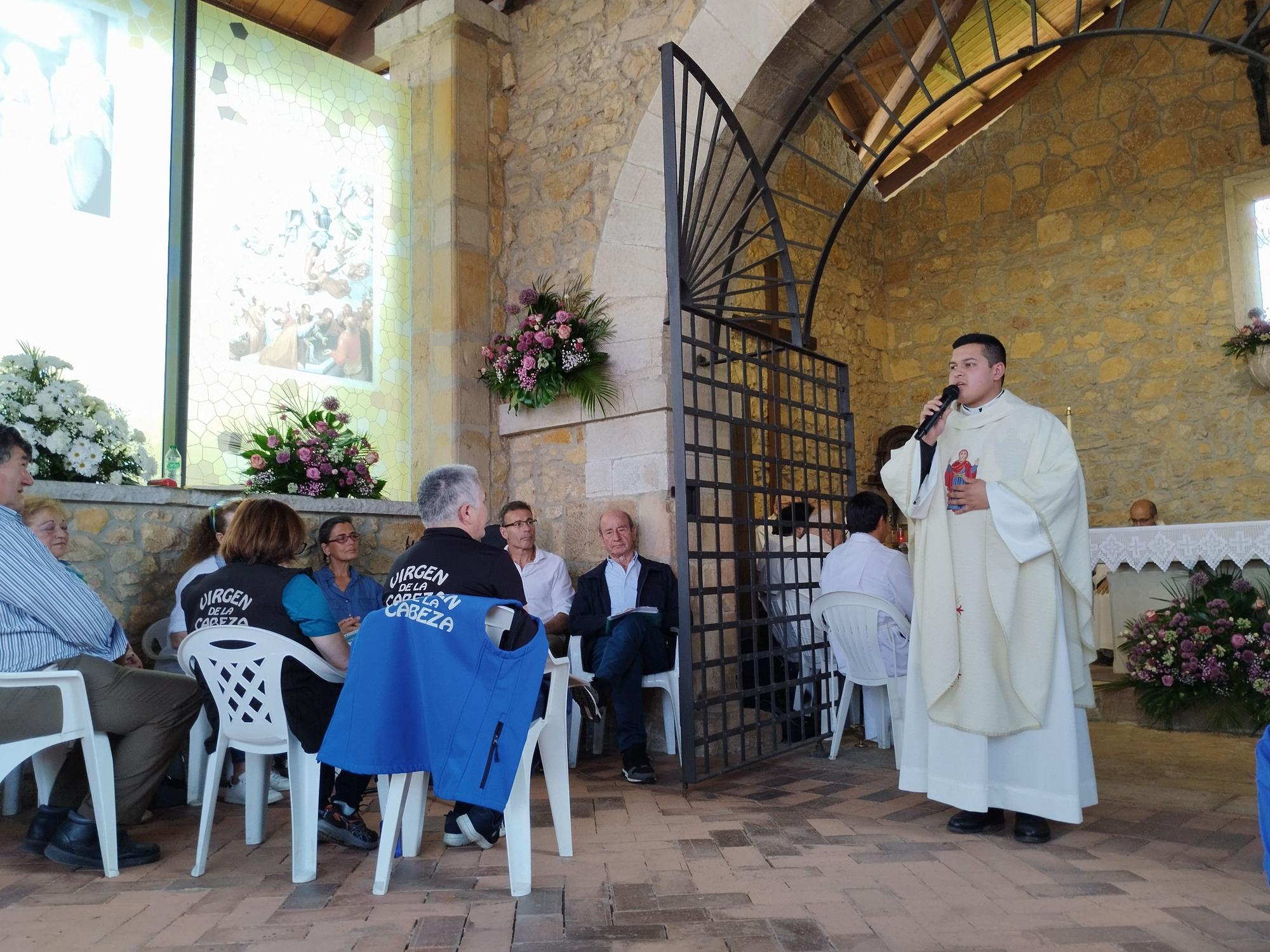 La misa solemne y procesión de la Virgen de la Cabeza en Meres, en imágenes