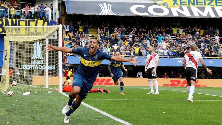 Ábila celebra el primer gol de Boca, que fue el primero del partido.