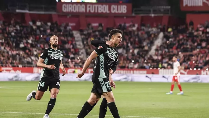 El Betis se impone en Montilivi en un encuentro lleno de goles