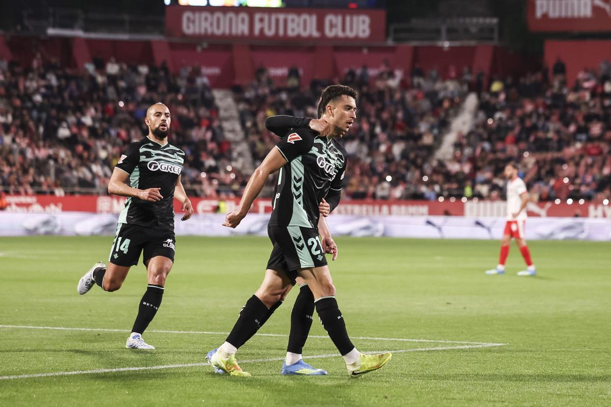 Marc Roca celebra su gol.