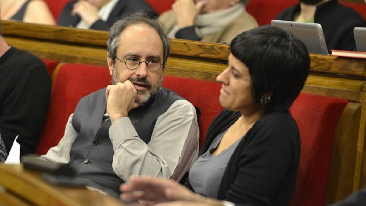 Antonio Baños y Anna Gabriel, diputados de la CUP, en el segundo pleno de investidura.