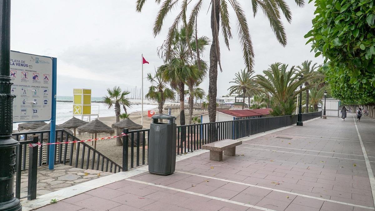 Una de las playas de Marbella con el precinto que prohíbe su uso.