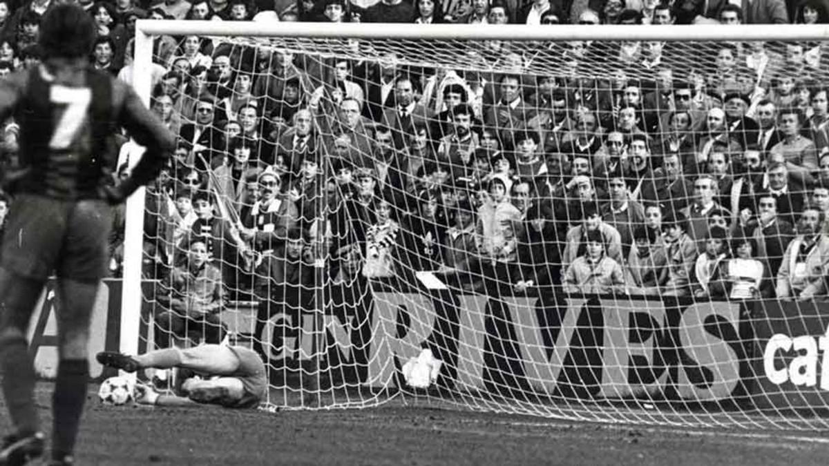 El momento cumbre. Urruti, felino, se hizo con un balón y dio la Liga 1984-85 al FC Barcelona en Valladolid