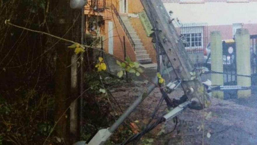 Poste de alumbrado de Fenosa, caído sobre el Camiño de Tribisqueira.