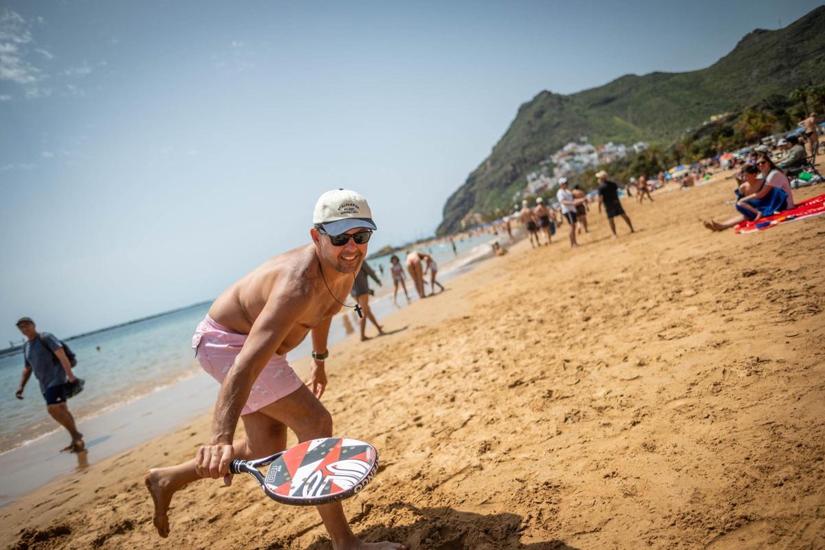 Domingo de Resurrección en la playa de Las Teresitas