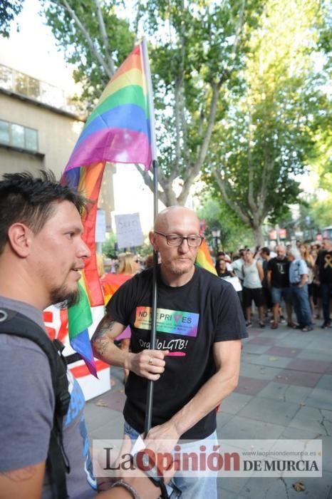 Concentración LGTBI en protesta por la manifestación neonazi del sábado