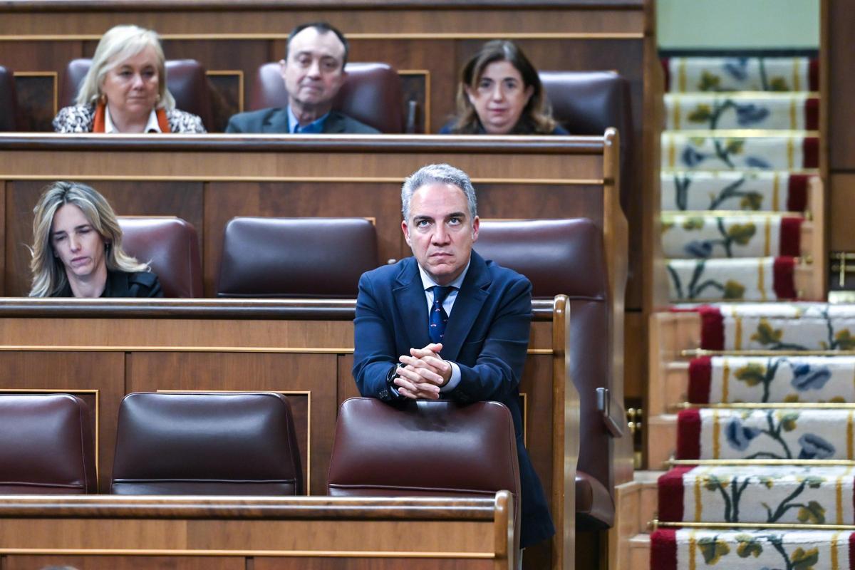 El vicesecretario de Política Autonómica del PP, Elías Bendodo, durante una sesión plenaria en el Congreso de los Diputados en una imagen de archivo.