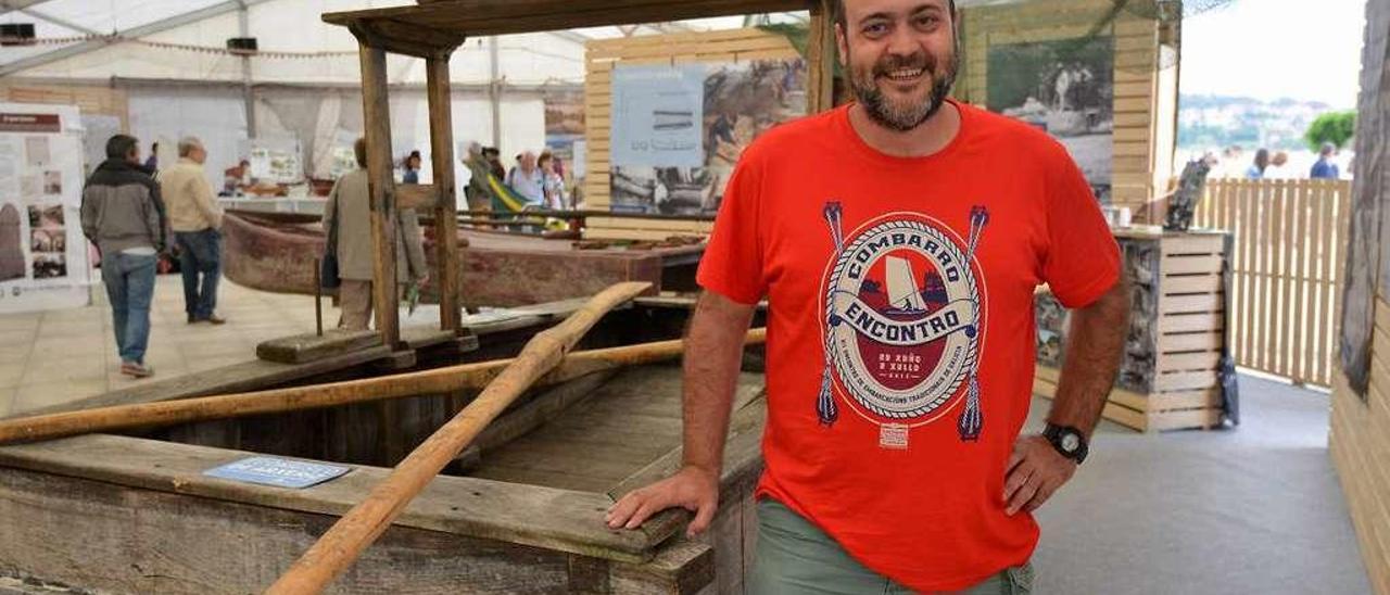 Joaquín Fabeiro, presidente del Clube Mariño A Reiboa, en la carpa de la Praza da Chousa. // Gustavo Santos