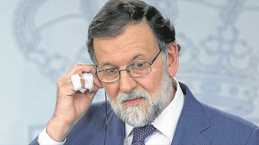 Rajoy da margen a Cifuentes al señalar otros currículos inflados