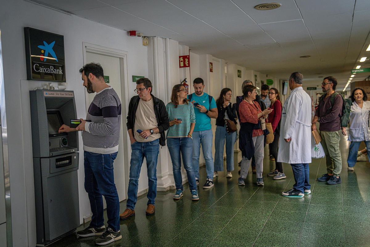 Colas en el cajero automático del Clínic en funcionamiento