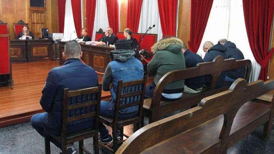 Seis acusados de traficar con droga, en el juicio que empezó ayer en la Audiencia de Ourense. // Iñaki Osorio