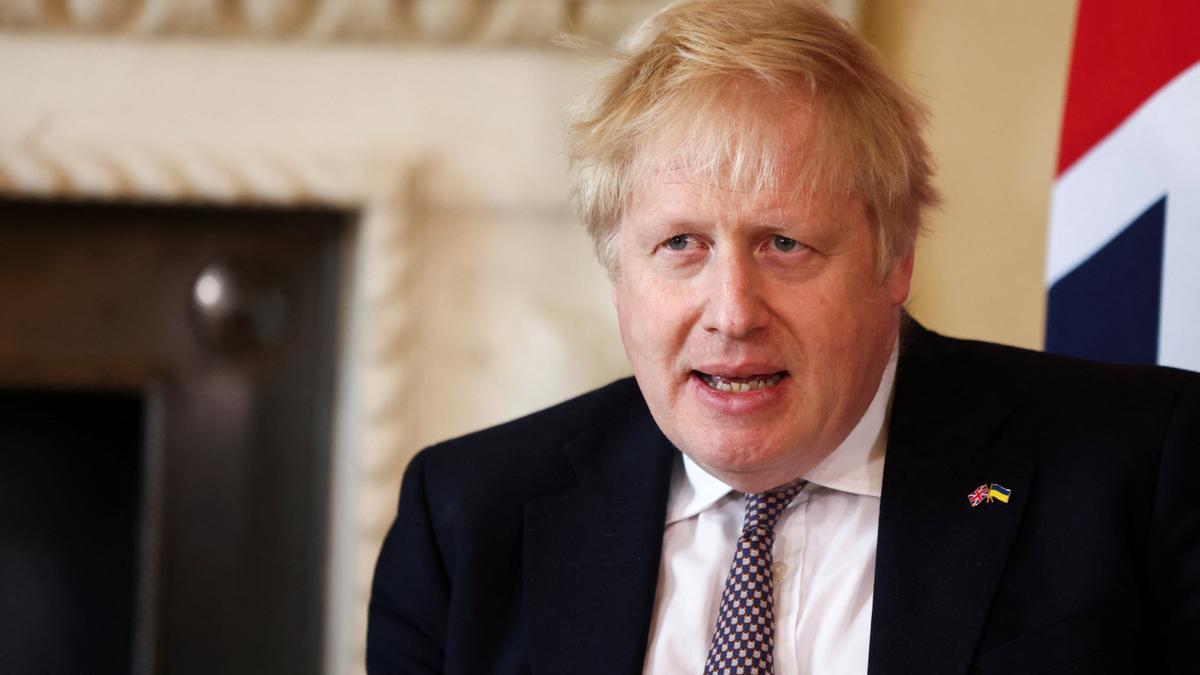 Boris Johnson cierra el escándalo ‘partygate’ con una multa y una disculpa pública.