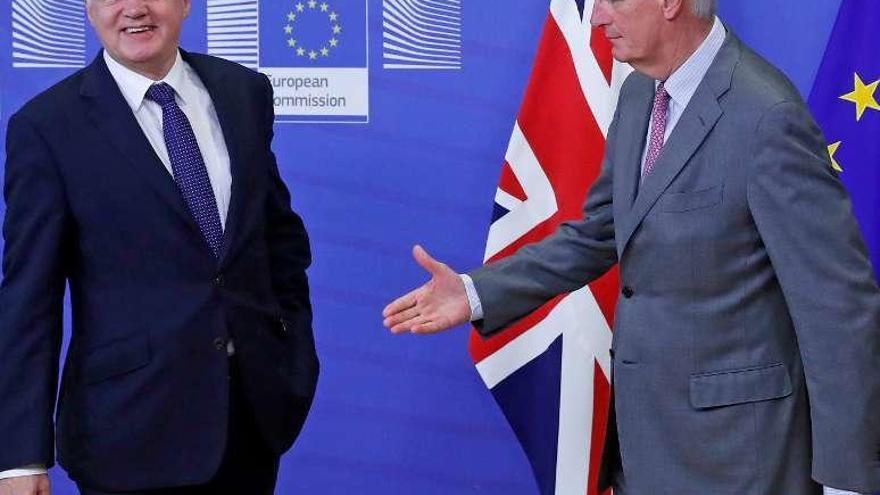 Davis (izq.) y Barnier, ayer en Bruselas. // Reuters