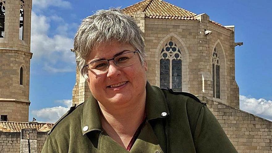 La regidora Ester Marcos, davant l&#039;església de Sant Pere