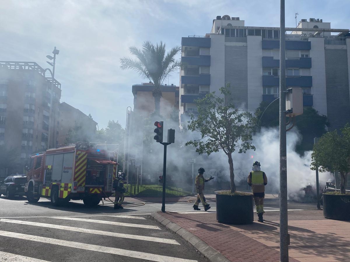 Enorme columna de humo blanco que surgió tras la actuación de los bomberos para sofocar las llamas de la furgoneta.