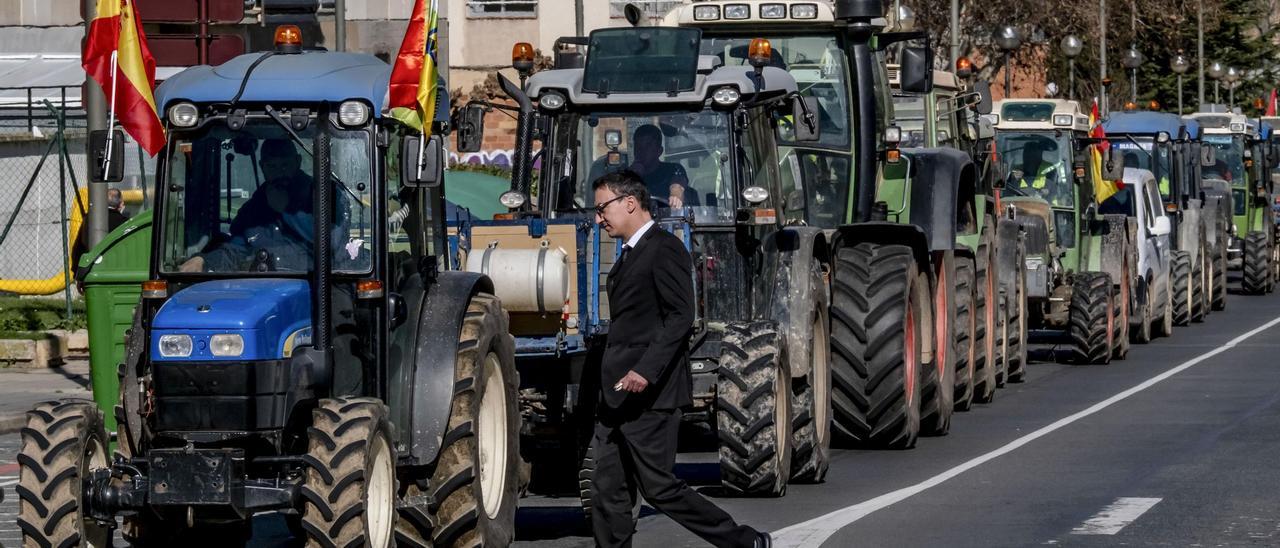 Cerca de medio centenar de agricultores y ganaderos riojanos se manifestaron ayer en Logroño con sus tractores.