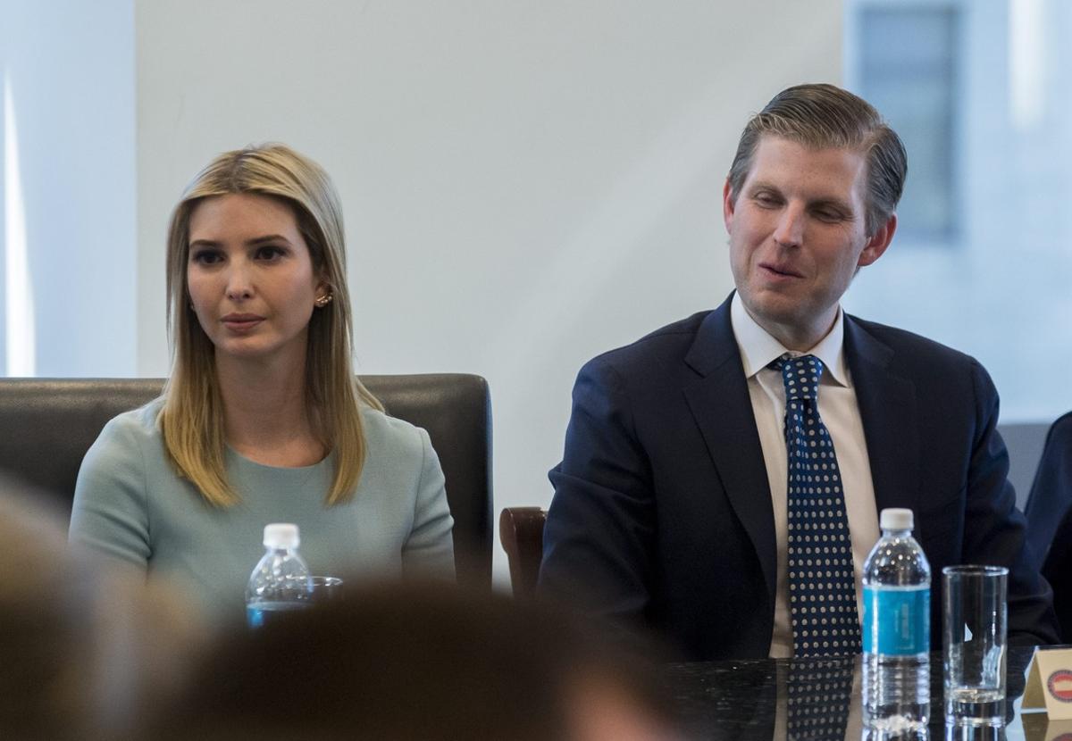 NYC01. NUEVA YORK (EE.UU.), 14/12/2016.- Ivanka (i) y Eric Trump (d) asisten a una reunión con el presidente electo de EE.UU. Donald Trump y líderes del sector de la tecnología hoy, miércoles 14 de diciembre de 2016, en la sala de conferencias de la Organización Trump en la Torre Trump en Nueva York (EE.UU.). EFE/ALBIN LOHR-JONES/POOL