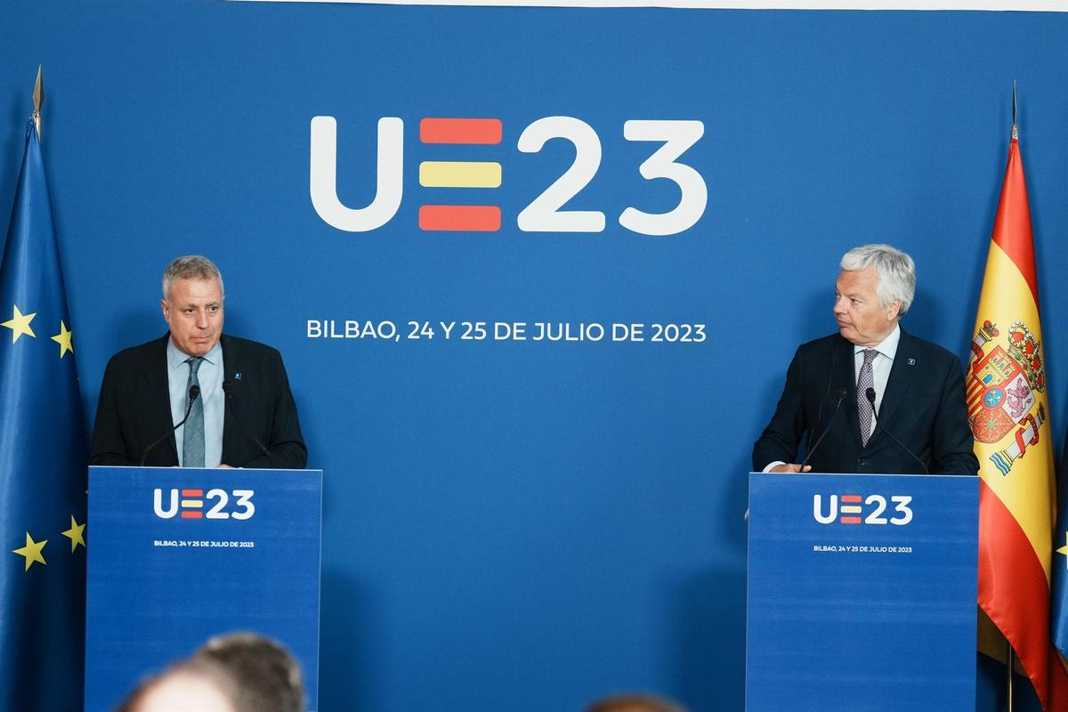 El secretario general de Consumo y Juego del Gobierno de España, Rafael Escudero, y el Comisario europeo de Justicia, Didier Reynders.