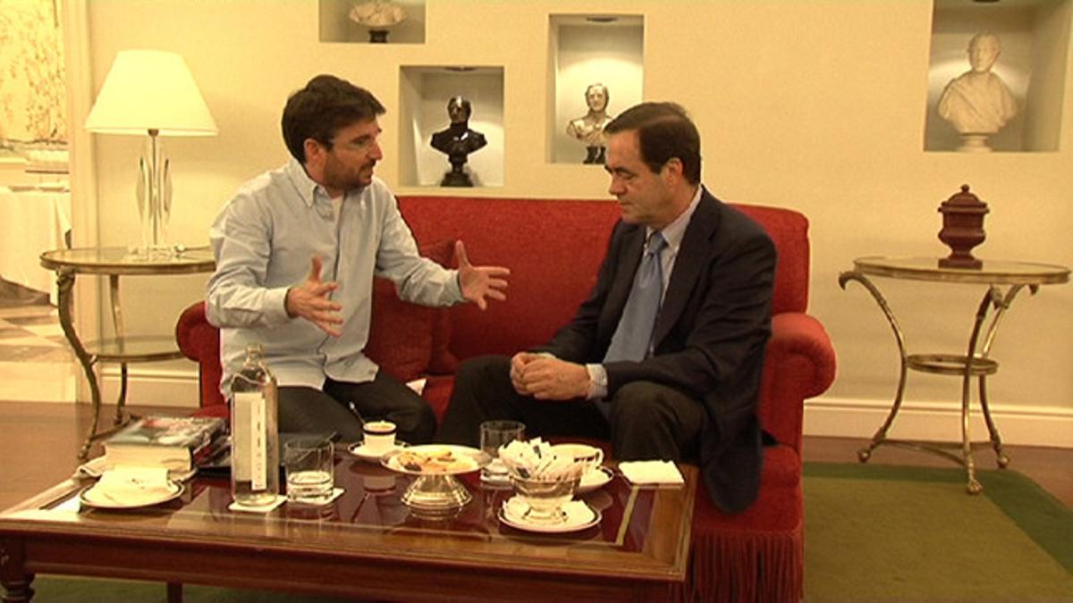 Un momento del programa 'Café para nadie', con Jordi Évole y José Bono.