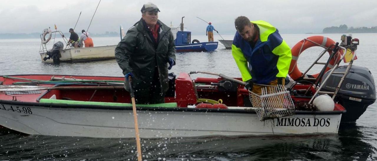 Una de las embarcaciones participantes en la última campaña del libre marisqueo.0. |   // NOÉ PARGA