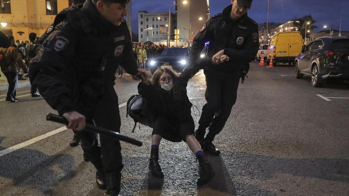 Policías rusos detienen a los protestantes que se manifestaban en San Petesburgo en contra de la guerra en Ucrania.