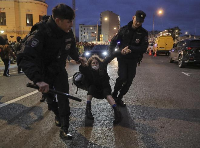 Policías rusos detienen a los protestantes que se manifestaban en San Petesburgo en contra de la guerra en Ucrania.
