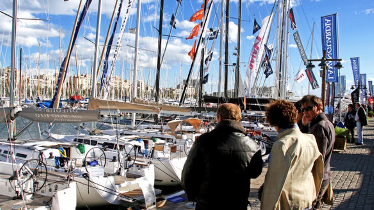 Barcos expuestos del Salón Náutico en el Moll de Espanya del Port Vell.