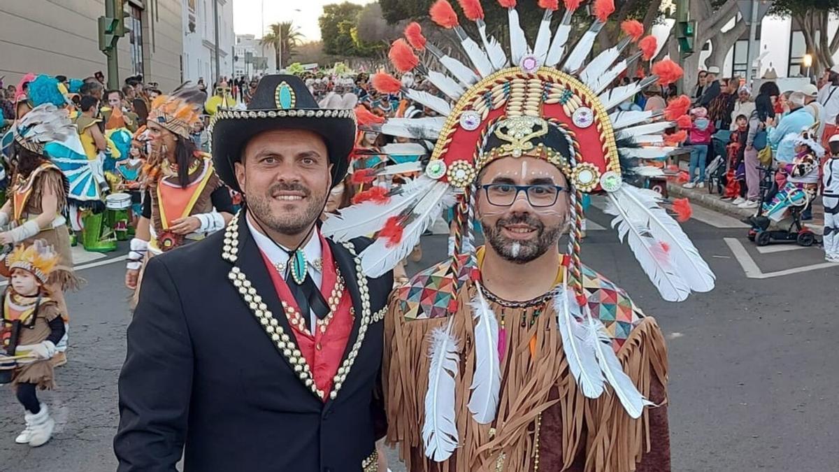 Yonathan de León y Echedey Eugenio, en el coso del carnaval de Arrecife 2024, dedicado al Lejano Oeste.