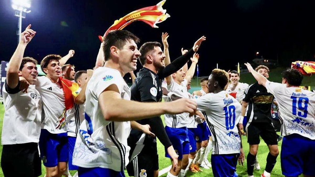 Los jugadores de la selección aragonesa celebran el título logrado en San Marino
