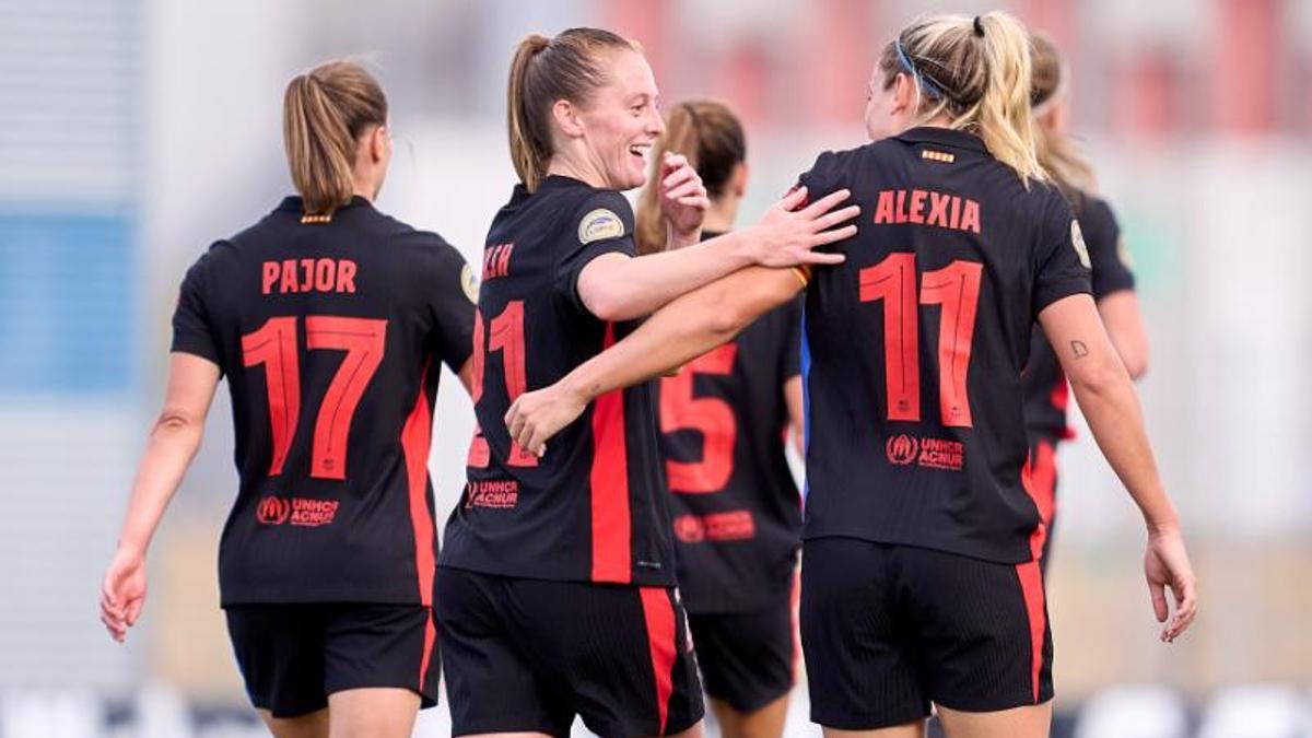 Keira Walsh y Alexia Putellas se felicitan durante el partido contra el Madrid CFF.