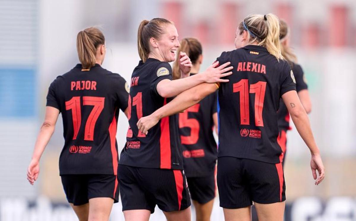 Keira Walsh y Alexia Putellas se felicitan durante el partido contra el Madrid CFF.