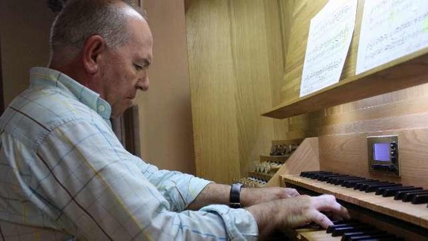 El organista José Ignacio Arranz, ayer, en Sabugo.