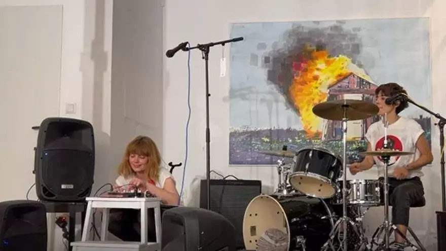 El dúo Kamer Tweet pone música a la inauguración de la exposición de Manuel Pérez en Murcia