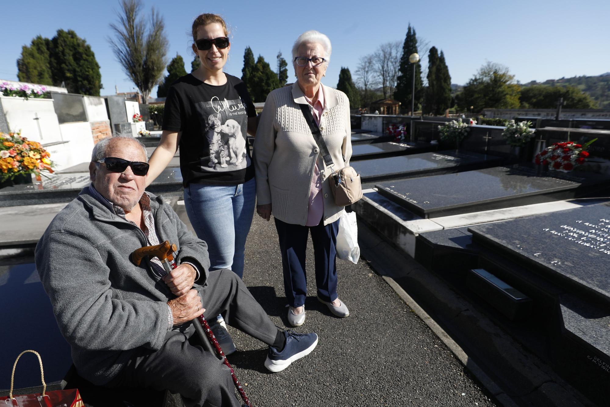 La celebración del día de Todos los Santos en el cementerio El Salvador de Oviedo.