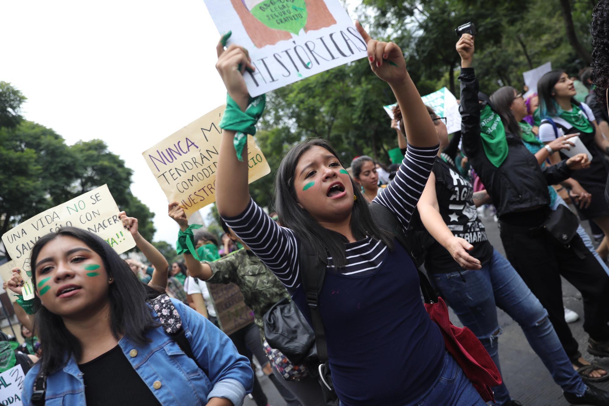 Mujeres mexicanas se manifiestan a favor de la despenalización del aborto