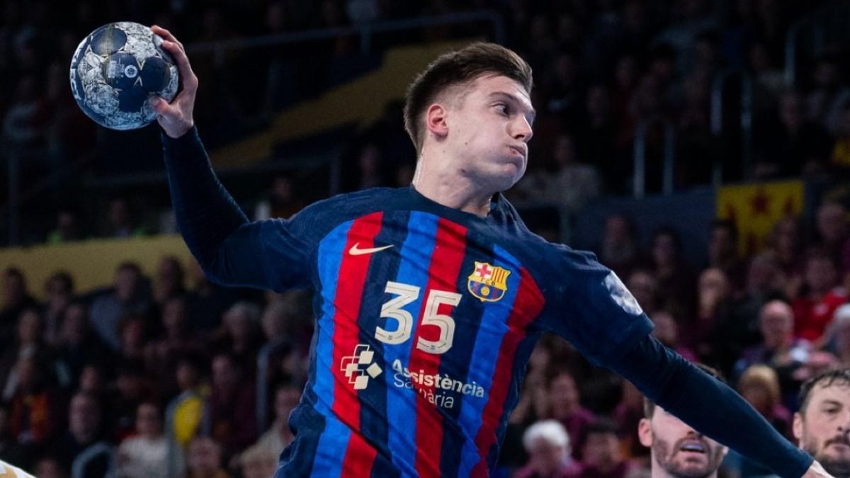 El jugador del Barça de balonmano Domen Makuc lanzando a portería