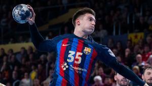 El jugador del Barça de balonmano Domen Makuc lanzando a portería