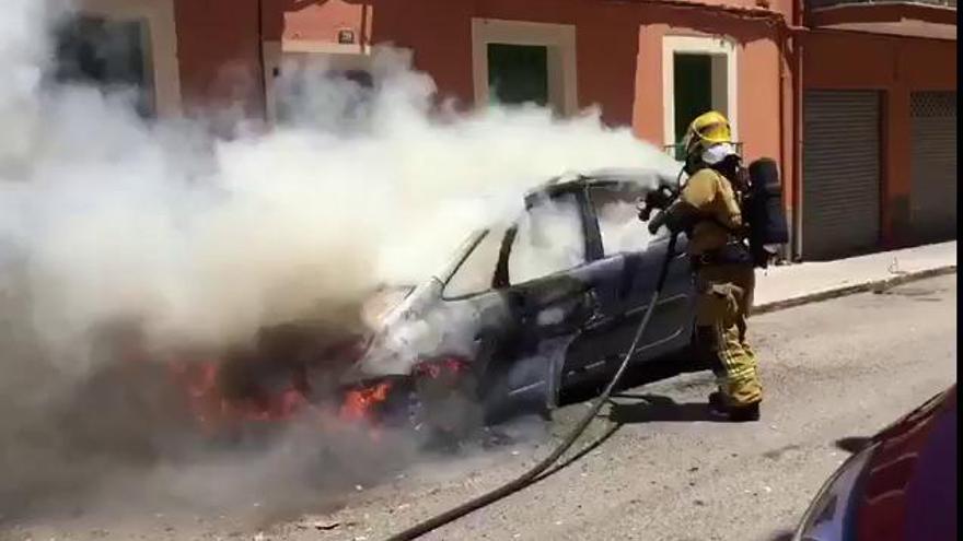 Aparatoso incendio de un coche en Palma