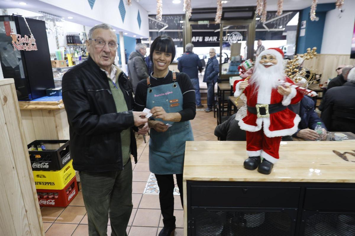 Comprar en las tiendas del barrio tiene premio esta Navidad en Gijón (en imágenes) Comprar en las tiendas del barrio tiene premio esta Navidad en Gijón (en imágenes)