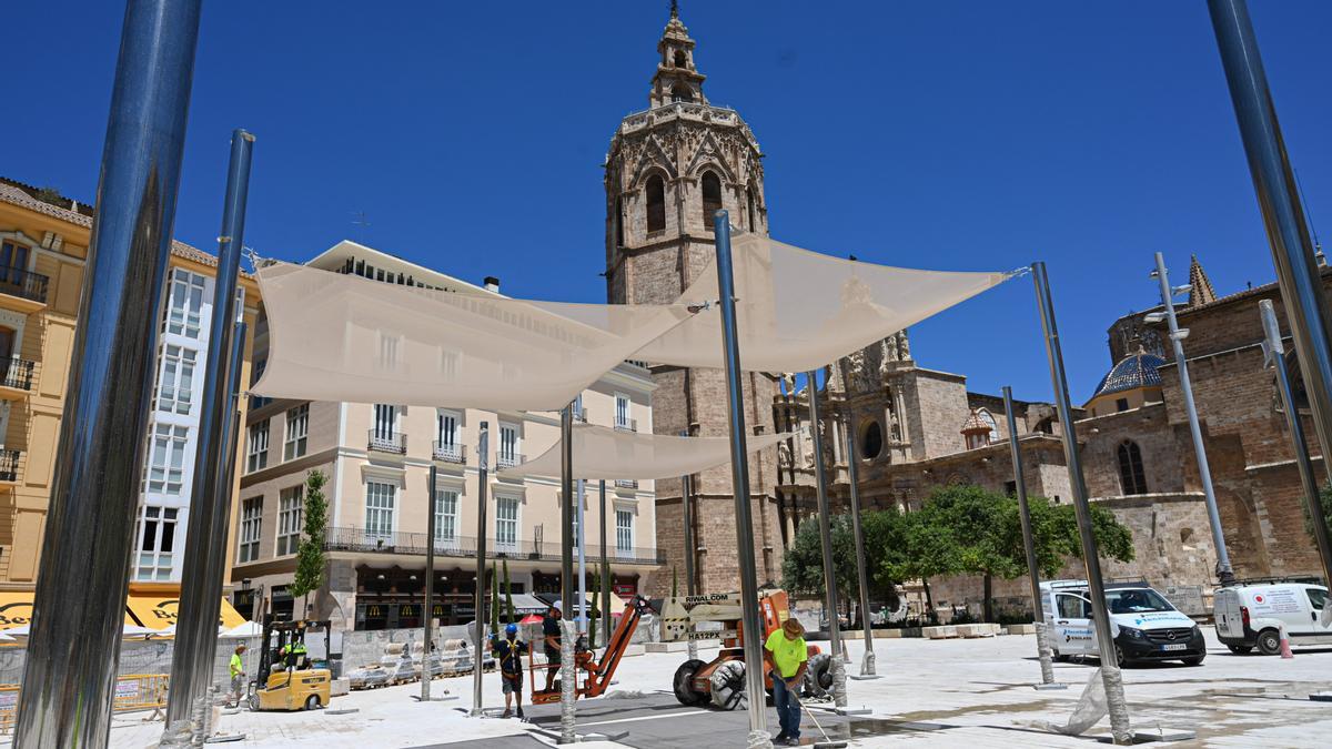 La zona de sombraje de la plaza de la Reina ha iniciado su montaje.