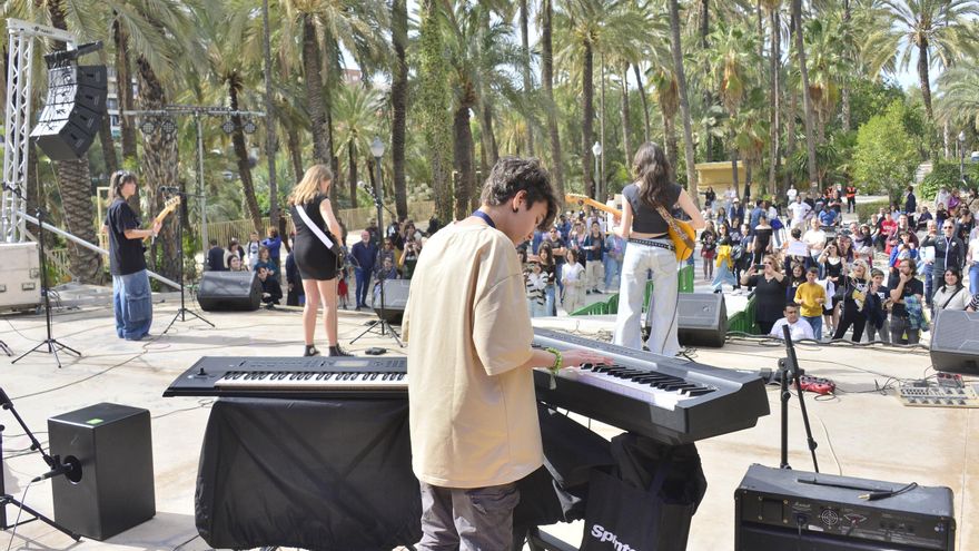 Una Reina de las Fiestas y la vocalista de Miranda Warning en el Festival de la Canción de Elche