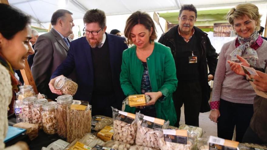 El consejero de Agricultura y la alcaldesa visitan Biocórdoba