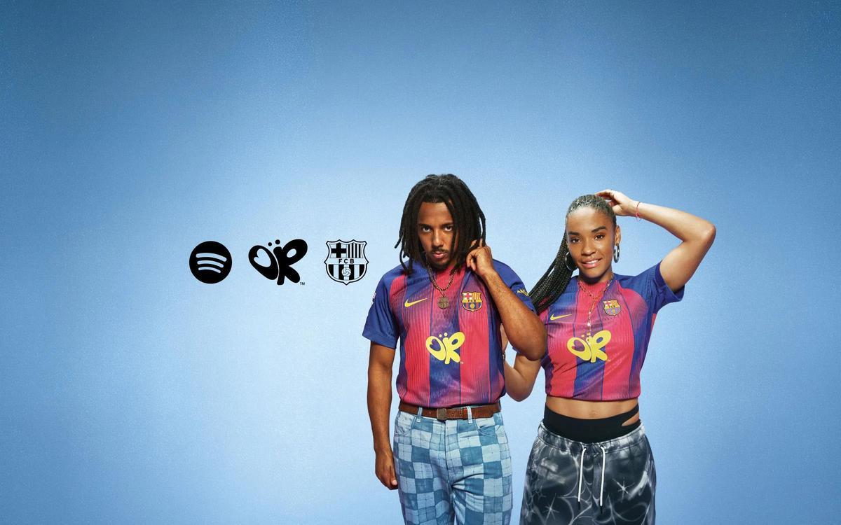 Koundé y Salma Paralluelo, con las camisetas de Olivia Rodrigo.