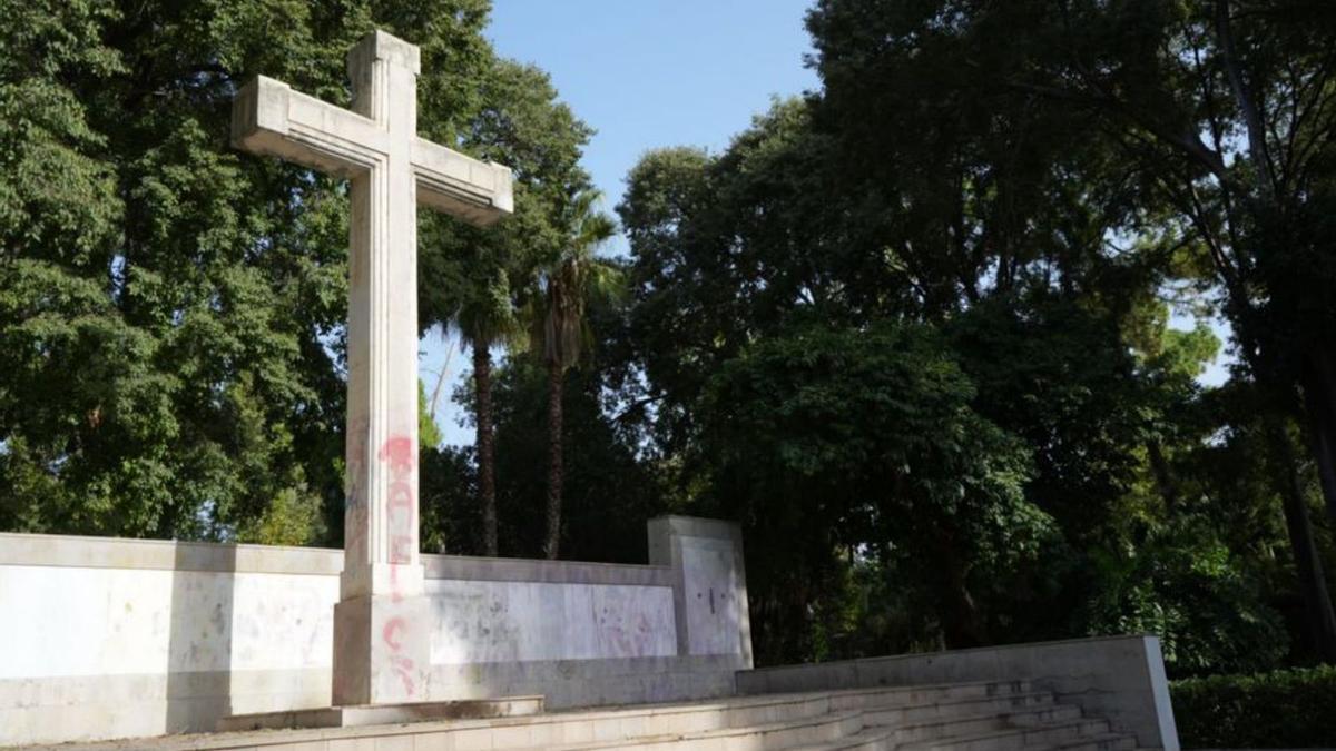 Solo quedan horas para que la cruz deje su lugar en el parque de Castelló.