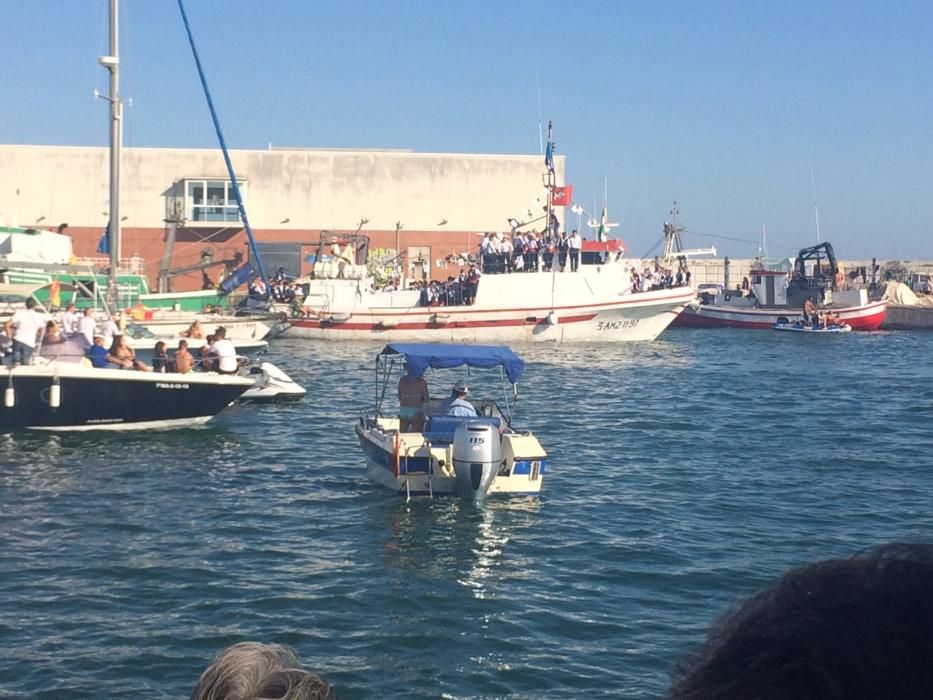 En Marbella, la Virgen del Carmen era embarcada en el puerto deportivo de La Bajadilla acompañada por multitud de barcas