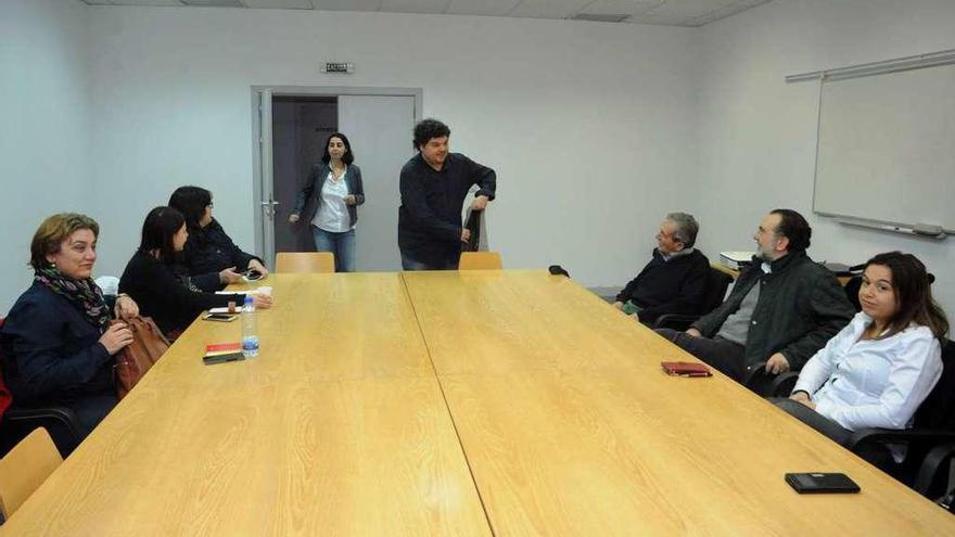 Julio Torrado se reunió con la junta de personal en el Hospital do Salnés. // Iñaki Abella