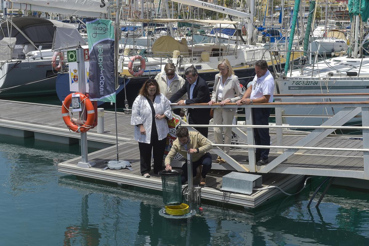 Maica López Galán, Toni Guiu, Juan Ramón Fuertes Ángeles Esteller (relaciones institucionales de Blue Carbon Ocean) y Juanso Romay (comodoro del Náutico) atienden a las explicaciones de Rubén Valcárcel sobre el Seabin.
