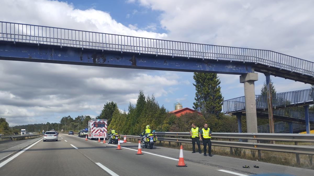 La Guardia Civil y la UVI móvil en el lugar del suceso, en la autopista "Y".,